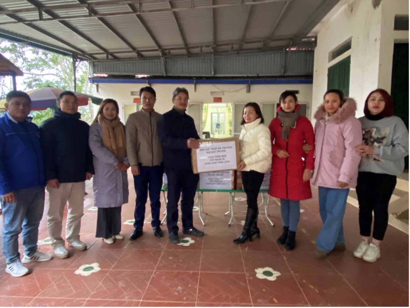 Trường Đại học Tây Bắc tổ chức trao quà “Tết nhân ái”, Xuân Giáp Thìn 2024 tại xã Suối Bau, huyện Phù Yên, tỉnh Sơn La