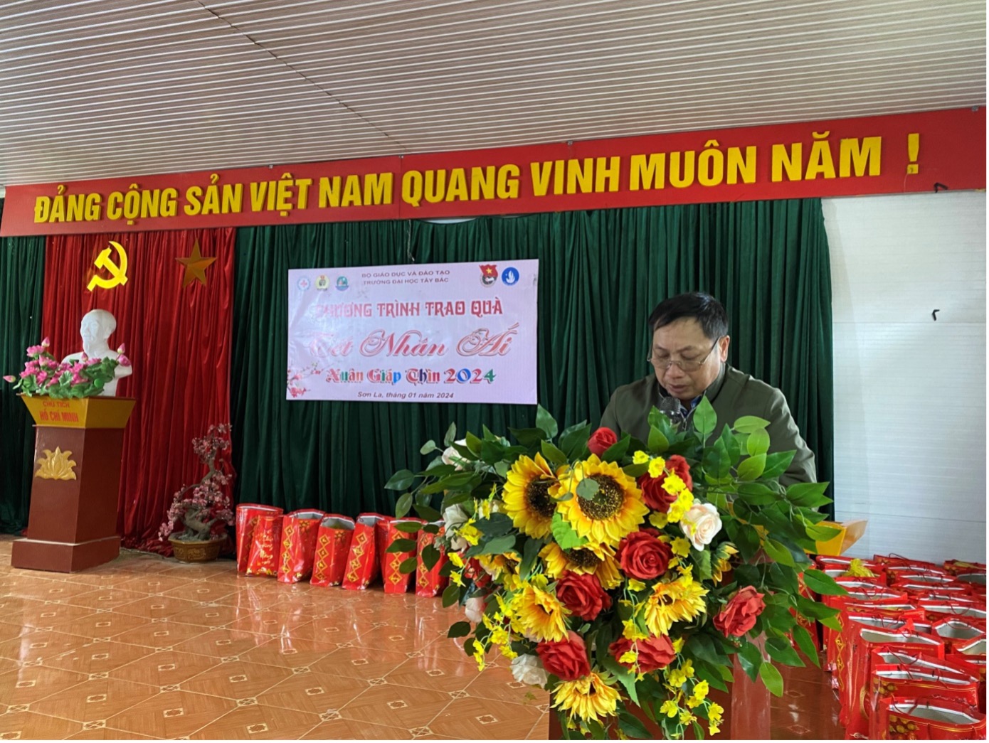 Trường Đại học Tây Bắc tổ chức trao quà “Tết nhân ái”, Xuân Giáp Thìn 2024 tại xã Suối Bau, huyện Phù Yên, tỉnh Sơn La