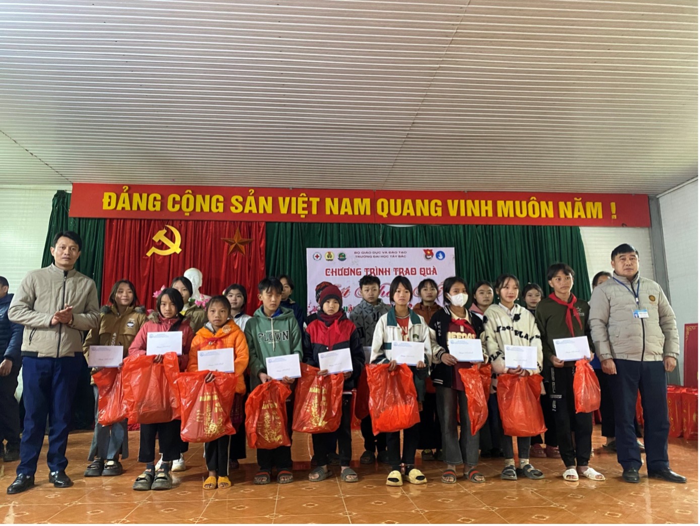Trường Đại học Tây Bắc tổ chức trao quà “Tết nhân ái”, Xuân Giáp Thìn 2024 tại xã Suối Bau, huyện Phù Yên, tỉnh Sơn La