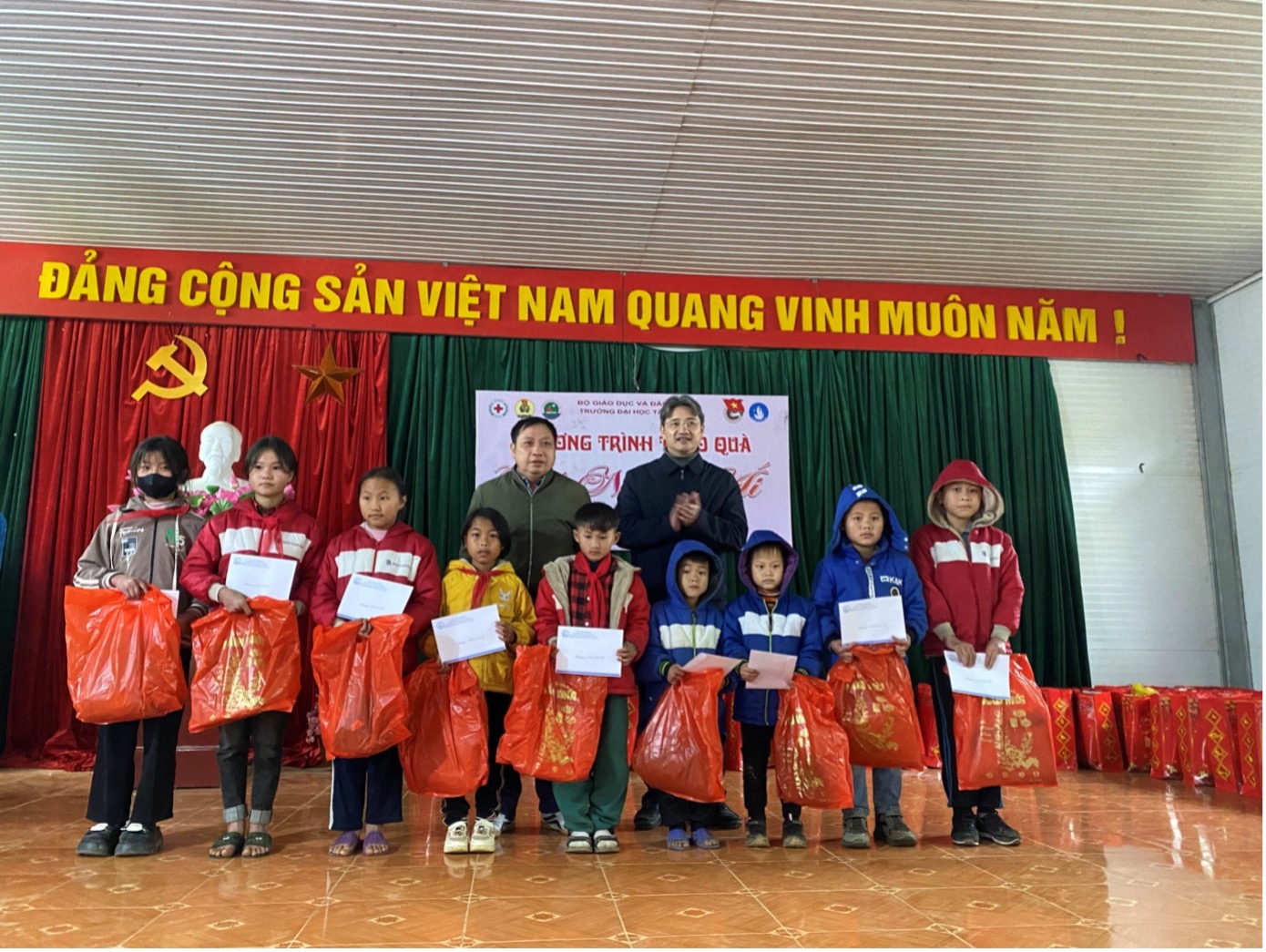 Trường Đại học Tây Bắc tổ chức trao quà “Tết nhân ái”, Xuân Giáp Thìn 2024 tại xã Suối Bau, huyện Phù Yên, tỉnh Sơn La