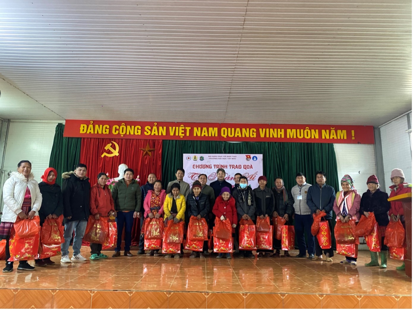 Trường Đại học Tây Bắc tổ chức trao quà “Tết nhân ái”, Xuân Giáp Thìn 2024 tại xã Suối Bau, huyện Phù Yên, tỉnh Sơn La