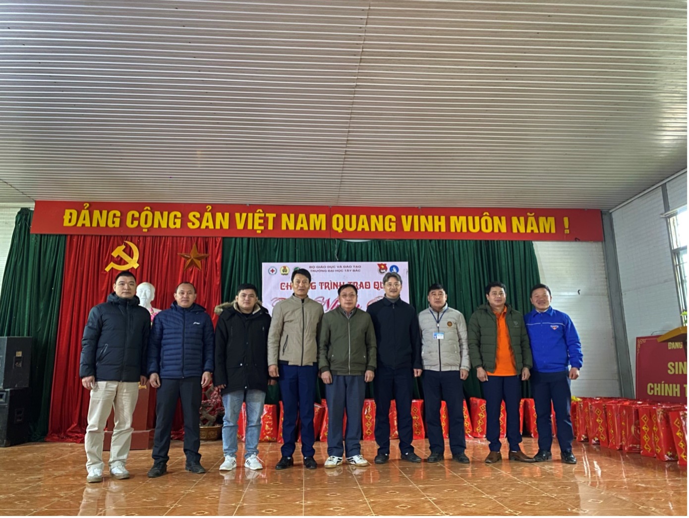 Trường Đại học Tây Bắc tổ chức trao quà “Tết nhân ái”, Xuân Giáp Thìn 2024 tại xã Suối Bau, huyện Phù Yên, tỉnh Sơn La