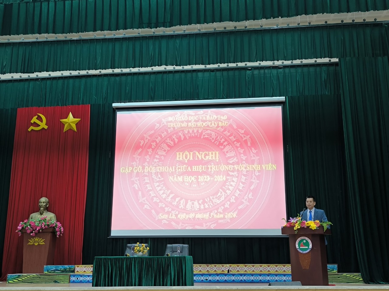 Trường Đại học Tây Bắc tổ chức Hội nghị gặp gỡ, đối thoại giữa Hiệu trưởng với sinh viên năm học 2023 - 2024