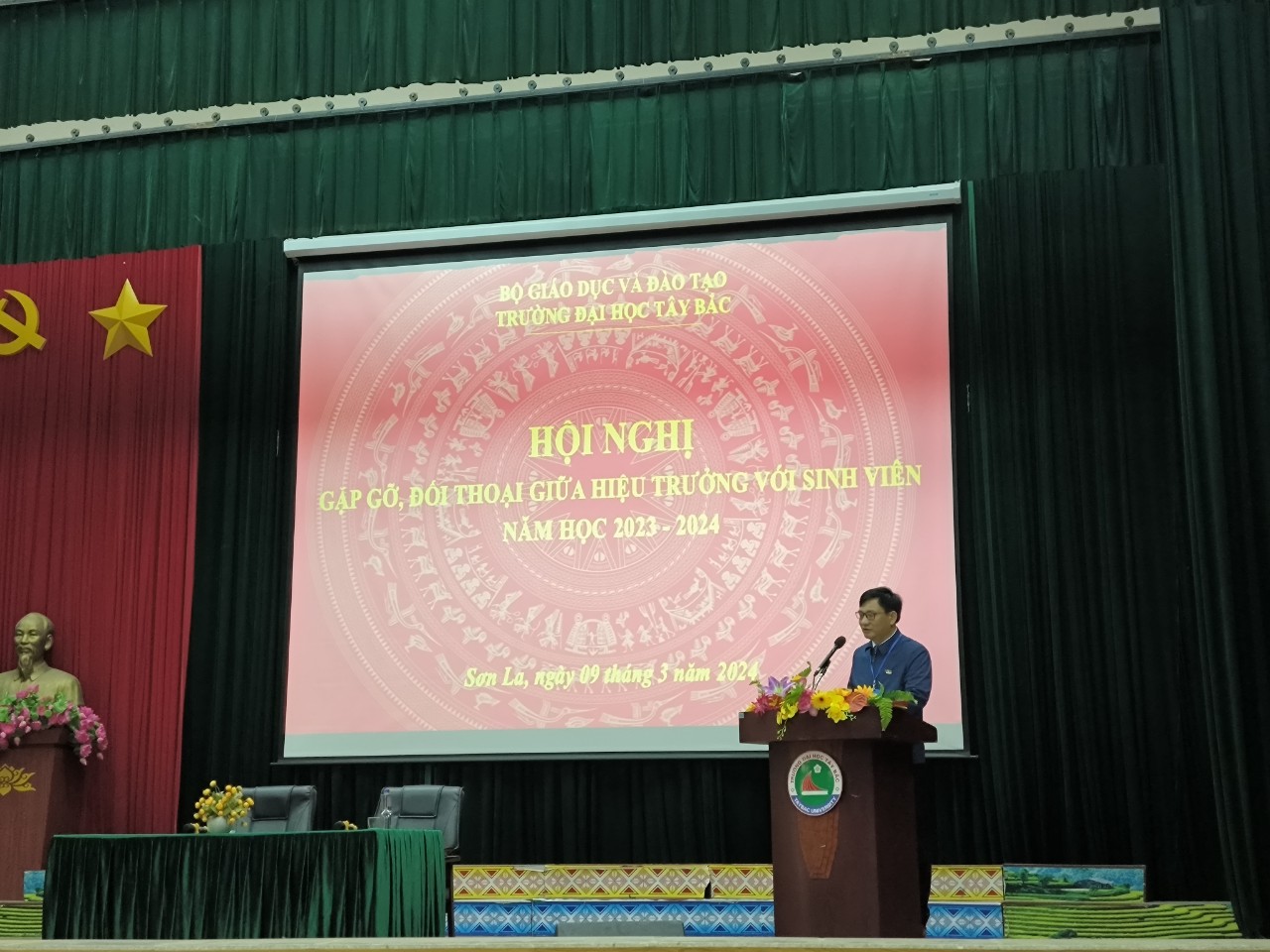 Trường Đại học Tây Bắc tổ chức Hội nghị gặp gỡ, đối thoại giữa Hiệu trưởng với sinh viên năm học 2023 - 2024