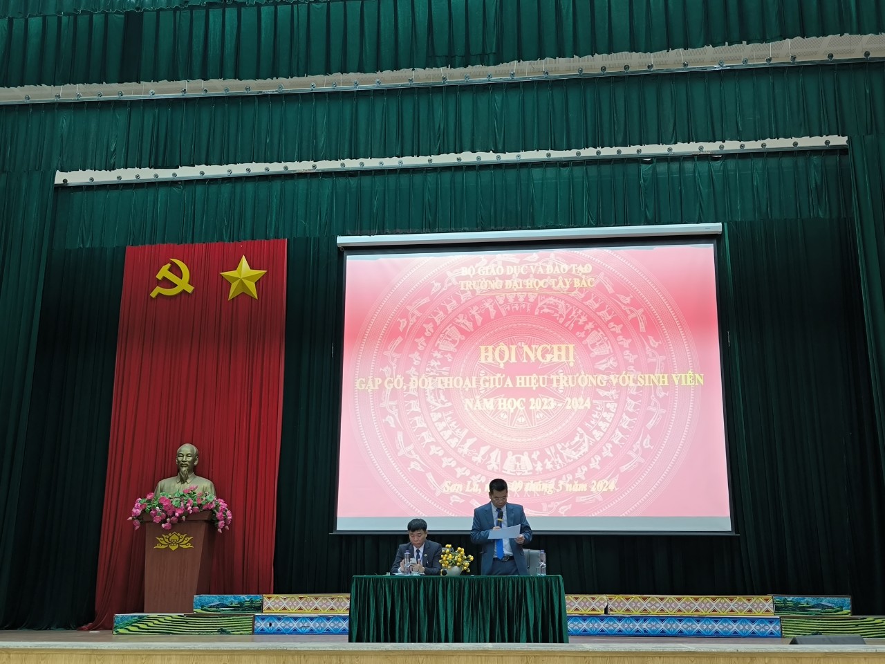 Trường Đại học Tây Bắc tổ chức Hội nghị gặp gỡ, đối thoại giữa Hiệu trưởng với sinh viên năm học 2023 - 2024