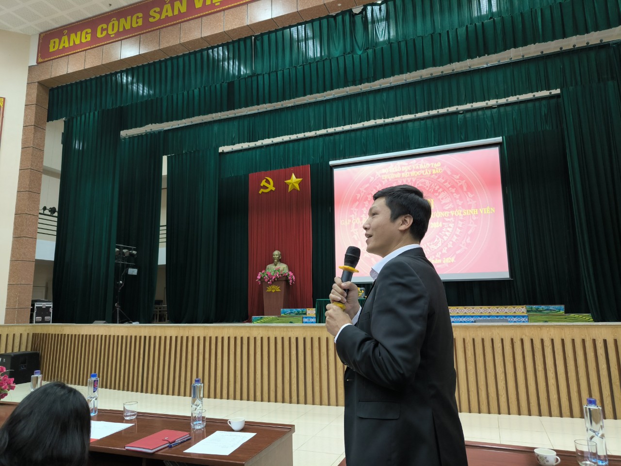 Trường Đại học Tây Bắc tổ chức Hội nghị gặp gỡ, đối thoại giữa Hiệu trưởng với sinh viên năm học 2023 - 2024