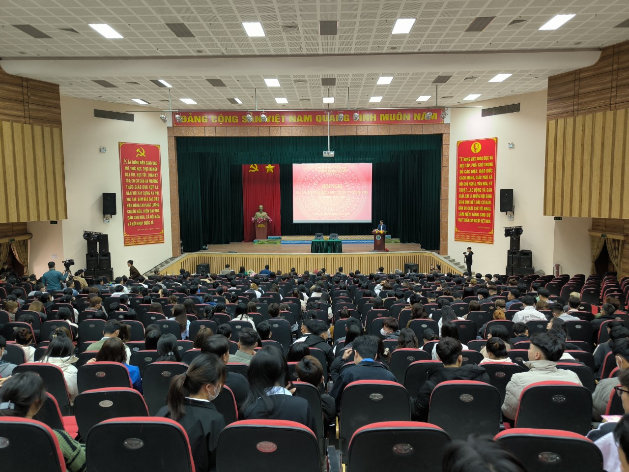Trường Đại học Tây Bắc tổ chức Hội nghị gặp gỡ, đối thoại giữa Hiệu trưởng với sinh viên năm học 2023 - 2024