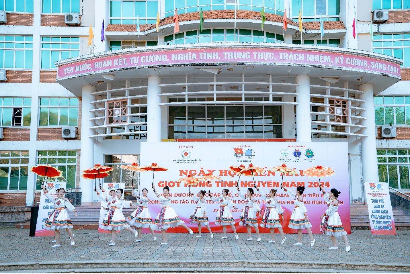 Trường Đại học Tây Bắc phối hợp tổ chức "Ngày hội hiến máu - Giọt hồng tình nguyện" năm 2024