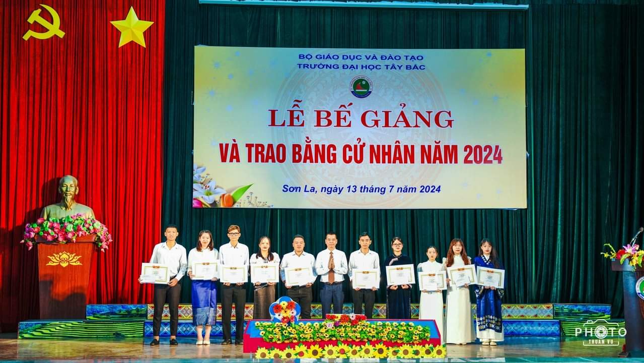 Trường Đại học Tây Bắc tổ chức Lễ Bế giảng và trao bằng cử nhân năm học 2023 - 2024