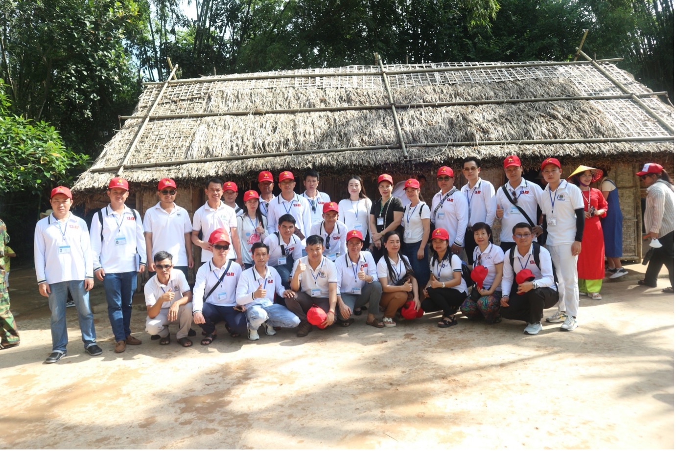 Lưu học sinh các lớp dự bị tiếng Việt tham quan thực tế học tập