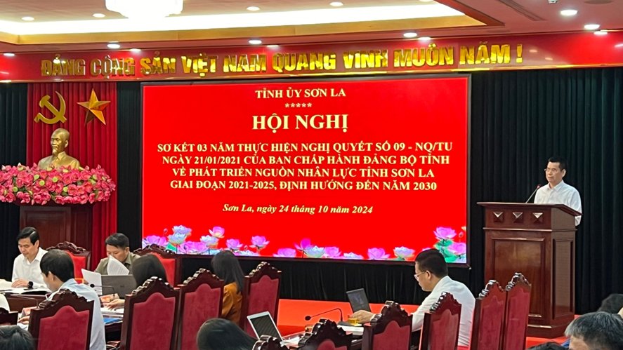 Lãnh đạo Trường Đại học Tây Bắc tham dự Hội nghị sơ kết về phát triển nguồn nhân lực tỉnh Sơn La