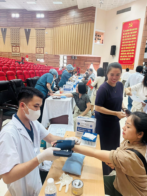 Công đoàn Trường Đại học Tây Bắc tổ chức Chương trình nói chuyện chuyên đề, tư vấn và khám sức khỏe miễn phí cho cán bộ, nhà giáo, người lao động