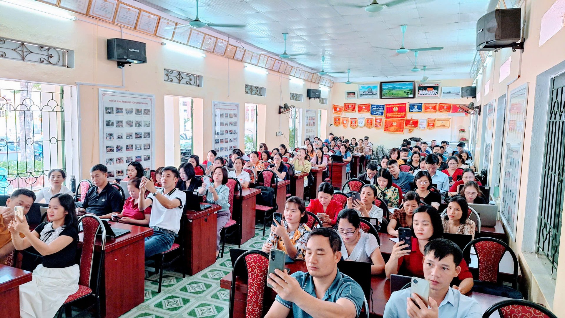 Giảng viên Trường Đại học Tây Bắc tham gia tập huấn ứng dụng CNTT, chuyển đổi số trong công tác quản lý và dạy học tại huyện Phù Yên, tỉnh Sơn La