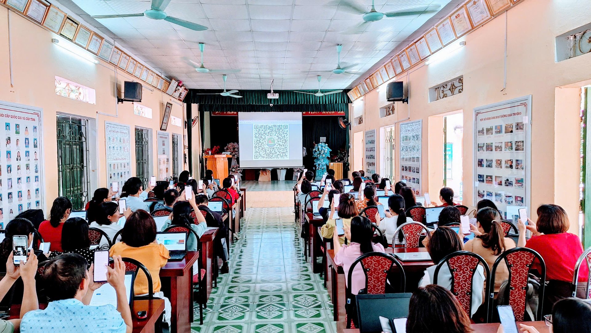 Giảng viên Trường Đại học Tây Bắc tham gia tập huấn ứng dụng CNTT, chuyển đổi số trong công tác quản lý và dạy học tại huyện Phù Yên, tỉnh Sơn La