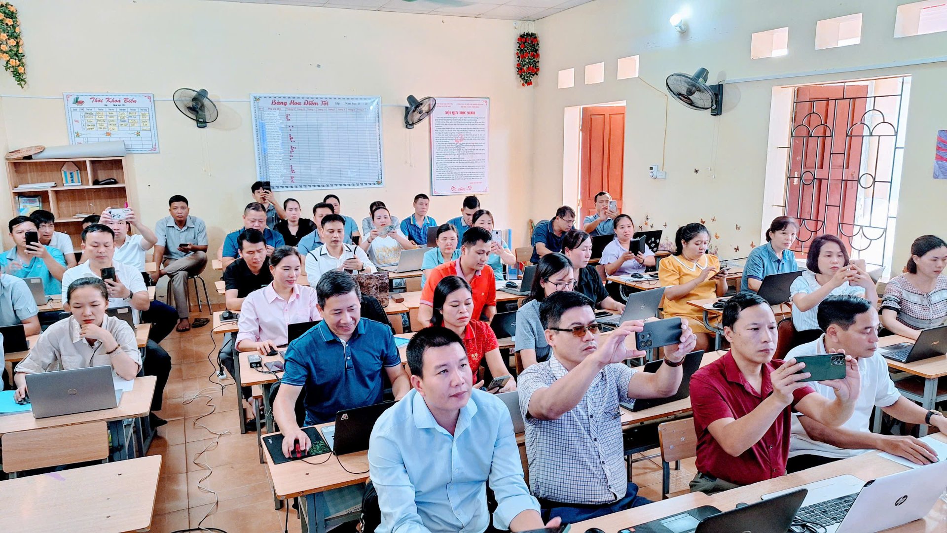 Giảng viên Trường Đại học Tây Bắc tham gia tập huấn ứng dụng CNTT, chuyển đổi số trong công tác quản lý và dạy học tại huyện Phù Yên, tỉnh Sơn La