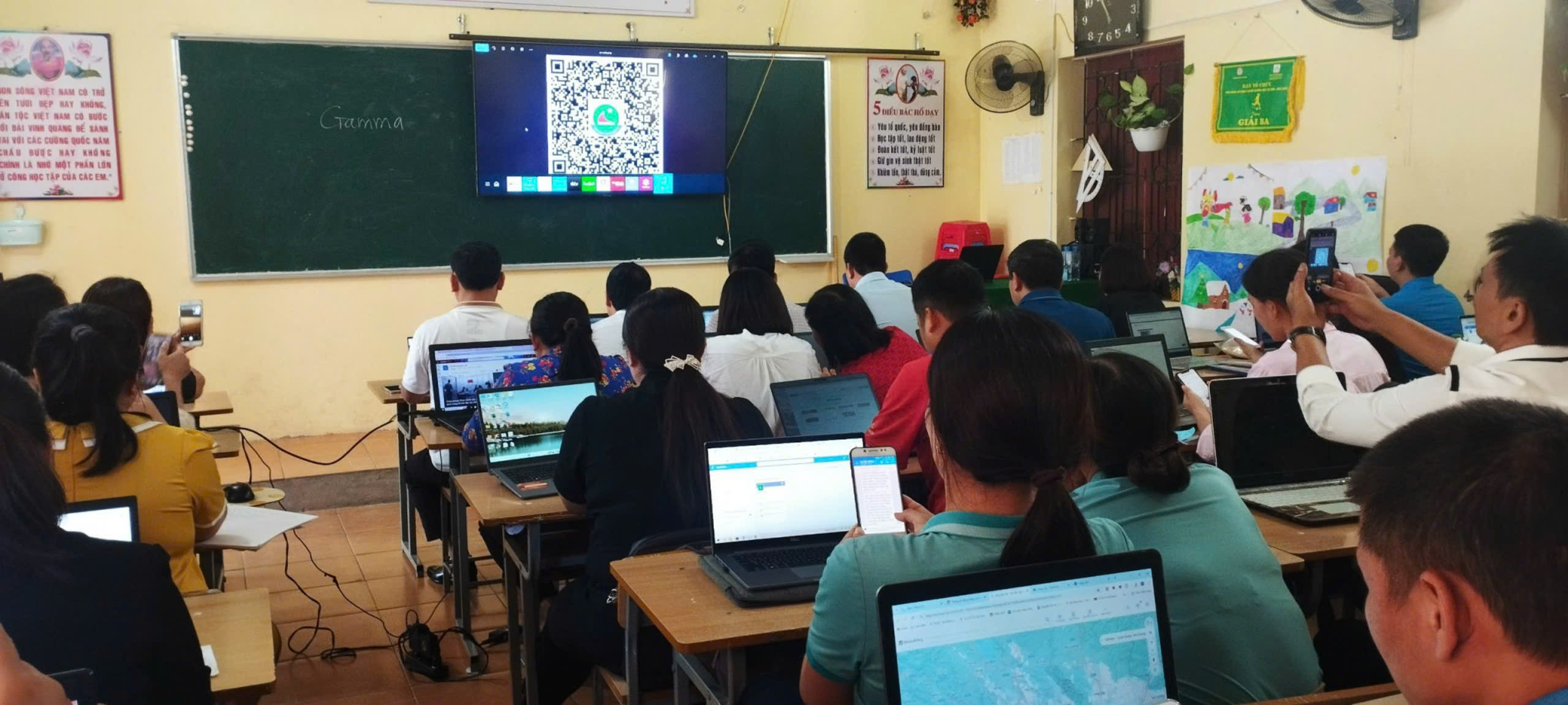 Giảng viên Trường Đại học Tây Bắc tham gia tập huấn ứng dụng CNTT, chuyển đổi số trong công tác quản lý và dạy học tại huyện Phù Yên, tỉnh Sơn La