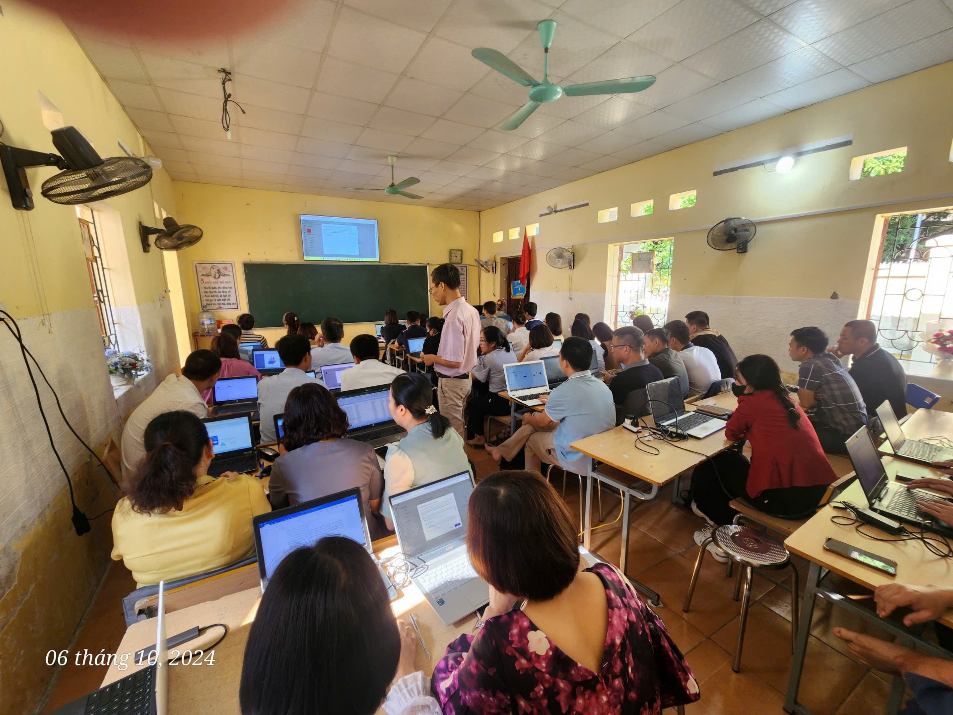 Giảng viên Trường Đại học Tây Bắc tham gia tập huấn ứng dụng CNTT, chuyển đổi số trong công tác quản lý và dạy học tại huyện Phù Yên, tỉnh Sơn La