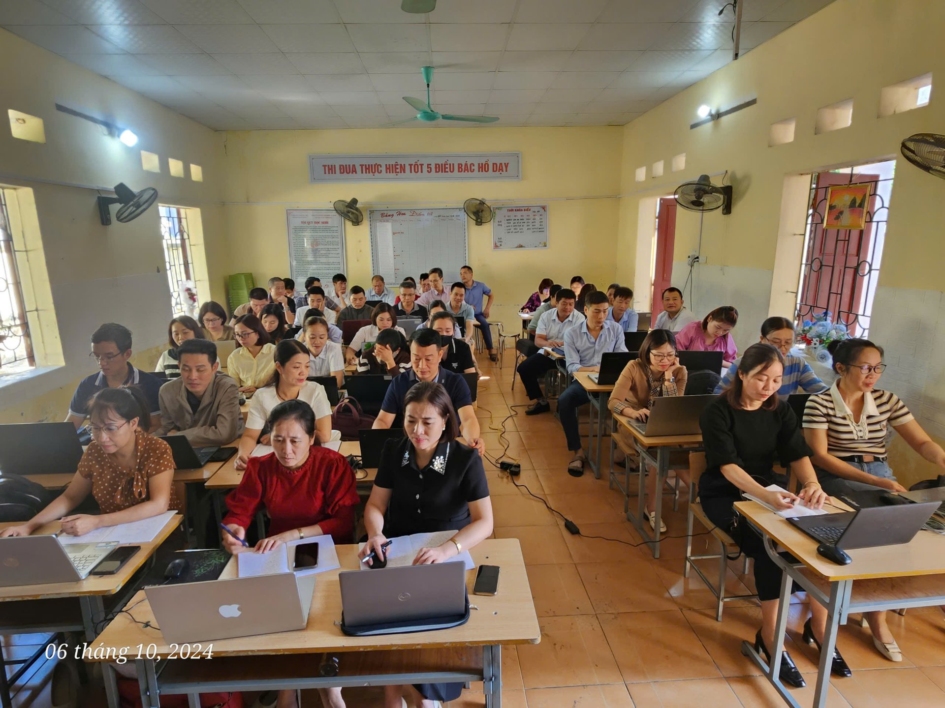 Giảng viên Trường Đại học Tây Bắc tham gia tập huấn ứng dụng CNTT, chuyển đổi số trong công tác quản lý và dạy học tại huyện Phù Yên, tỉnh Sơn La