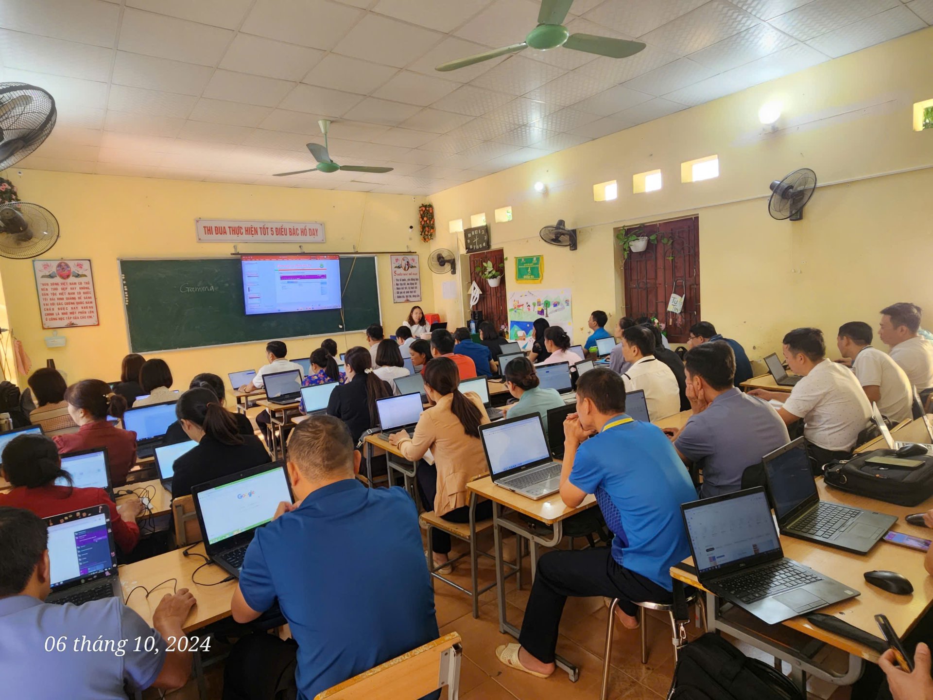 Giảng viên Trường Đại học Tây Bắc tham gia tập huấn ứng dụng CNTT, chuyển đổi số trong công tác quản lý và dạy học tại huyện Phù Yên, tỉnh Sơn La