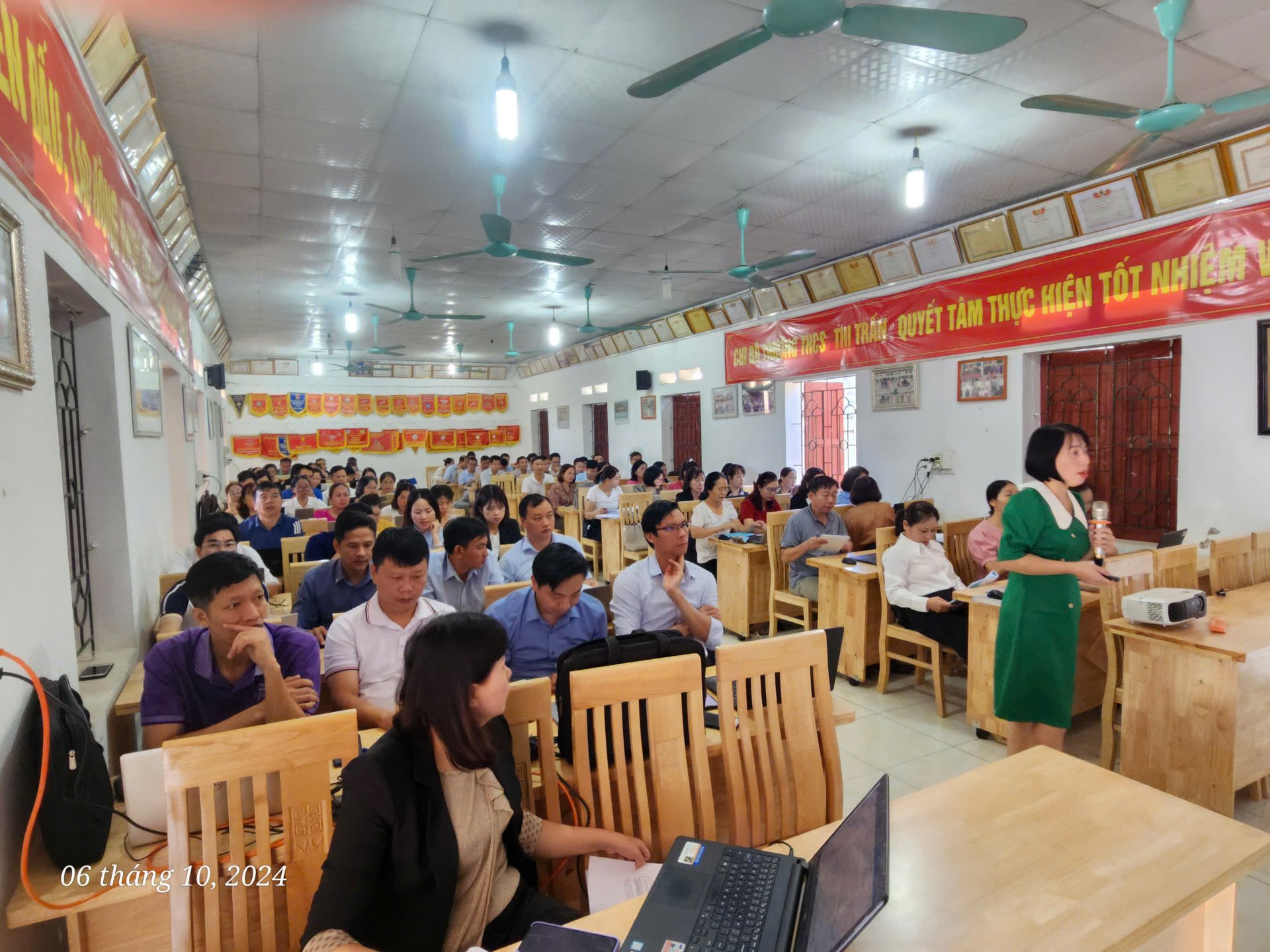 Giảng viên Trường Đại học Tây Bắc tham gia tập huấn ứng dụng CNTT, chuyển đổi số trong công tác quản lý và dạy học tại huyện Phù Yên, tỉnh Sơn La