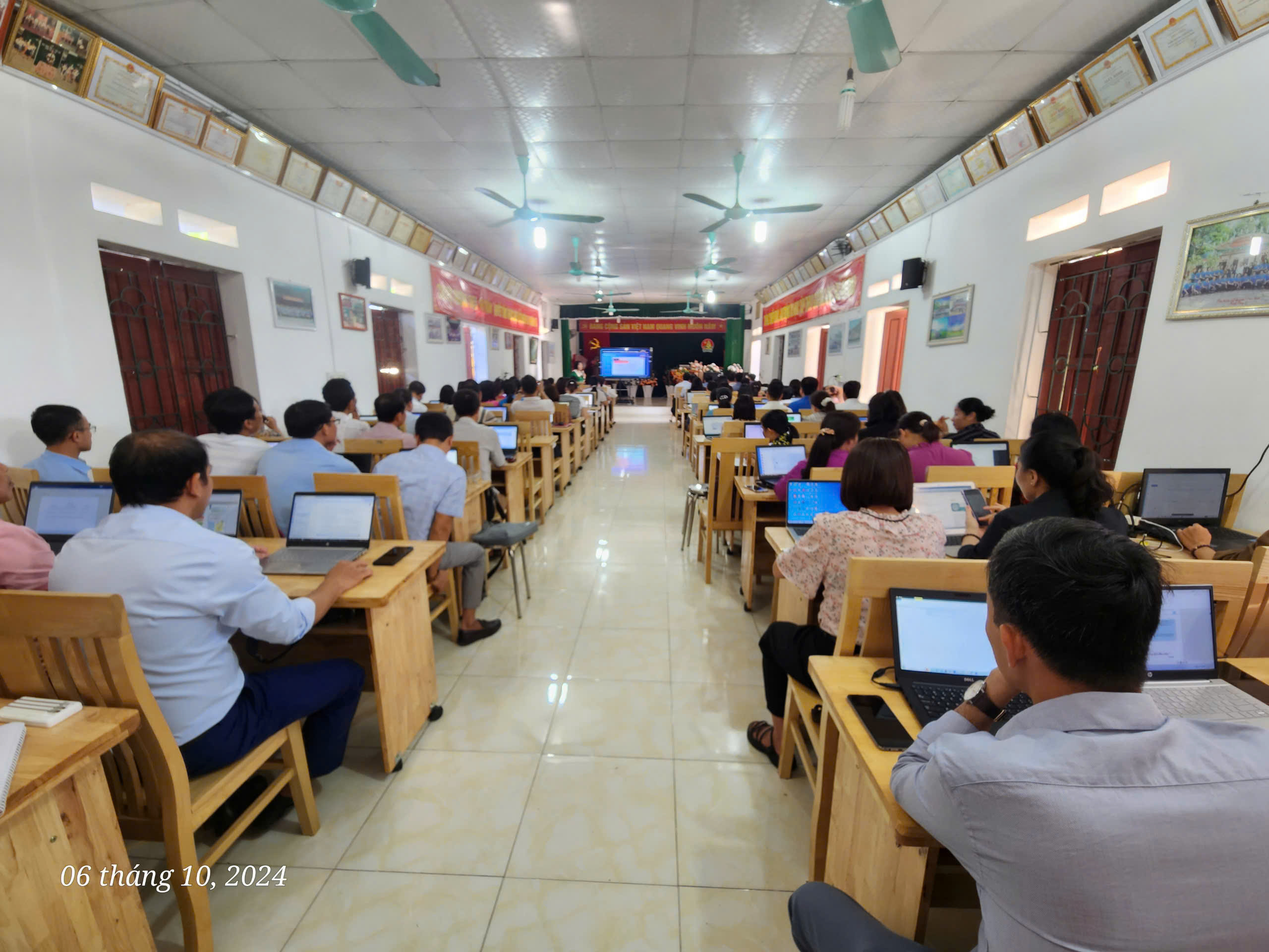 Giảng viên Trường Đại học Tây Bắc tham gia tập huấn ứng dụng CNTT, chuyển đổi số trong công tác quản lý và dạy học tại huyện Phù Yên, tỉnh Sơn La
