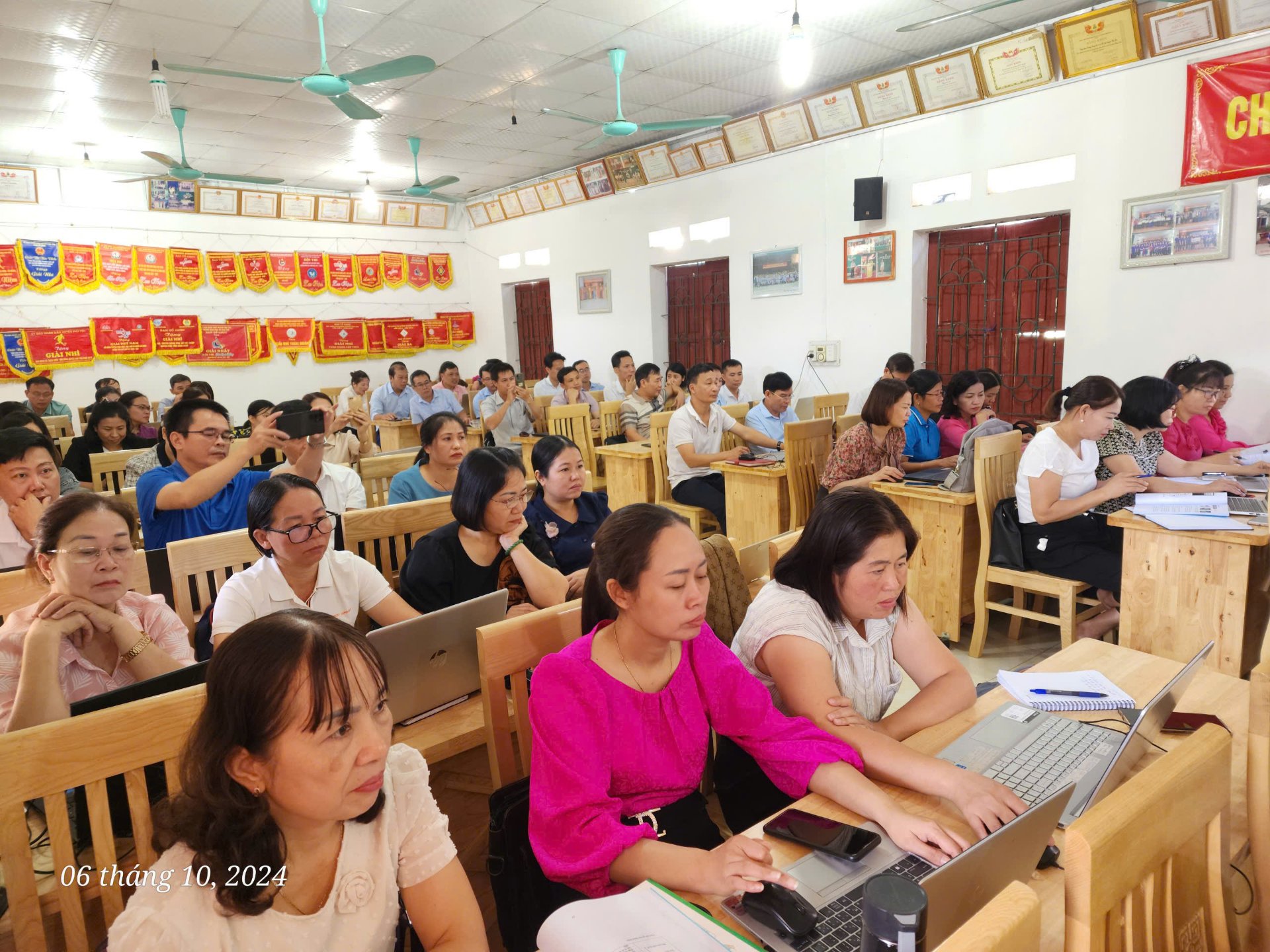Giảng viên Trường Đại học Tây Bắc tham gia tập huấn ứng dụng CNTT, chuyển đổi số trong công tác quản lý và dạy học tại huyện Phù Yên, tỉnh Sơn La