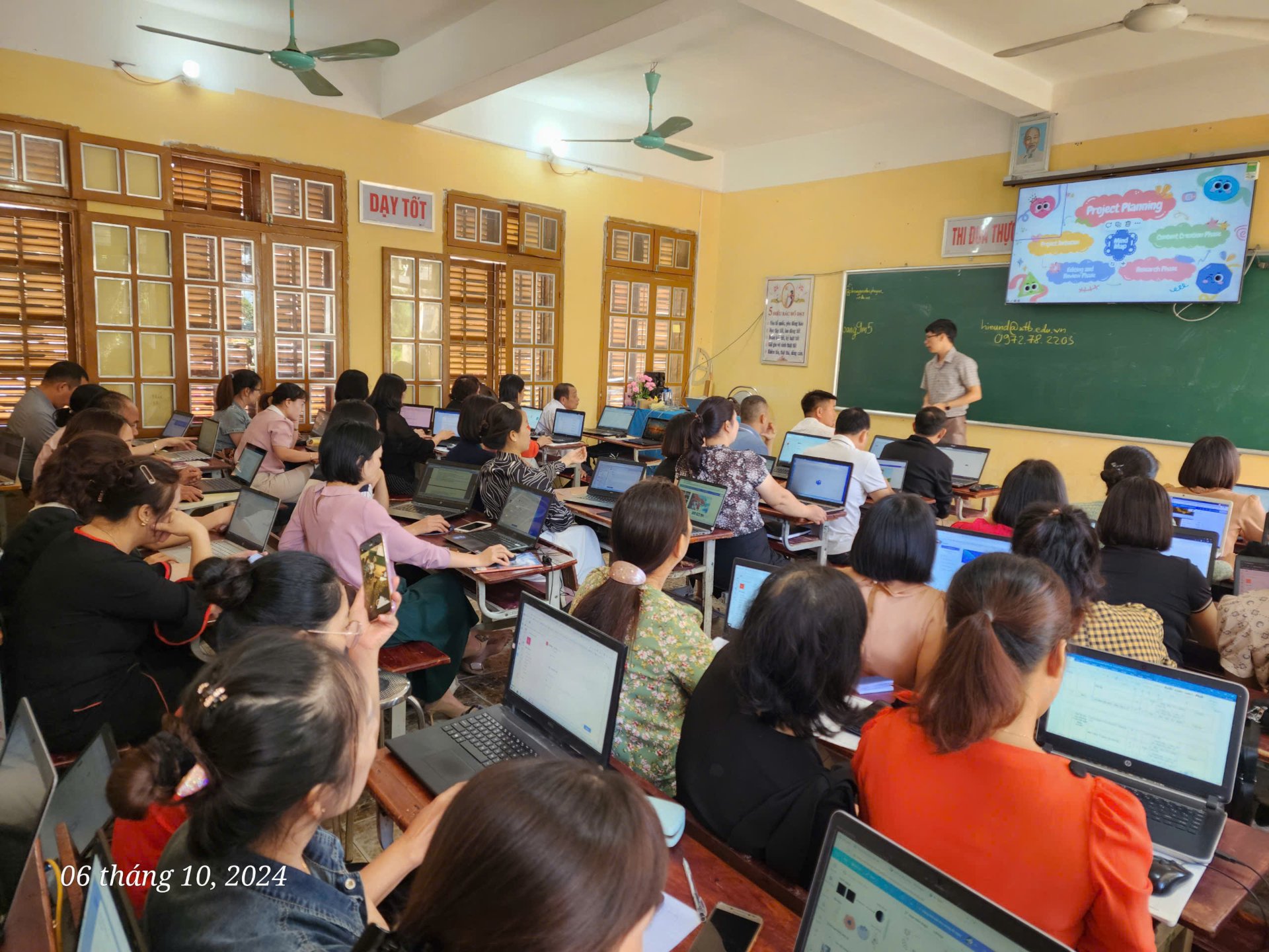 Giảng viên Trường Đại học Tây Bắc tham gia tập huấn ứng dụng CNTT, chuyển đổi số trong công tác quản lý và dạy học tại huyện Phù Yên, tỉnh Sơn La