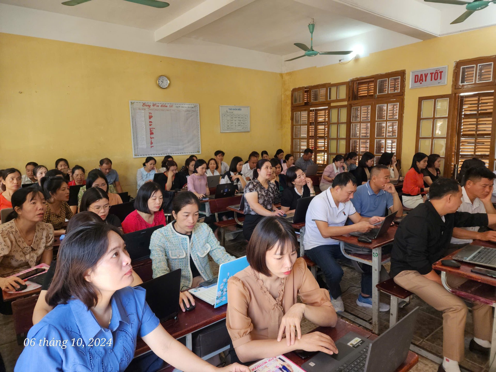 Giảng viên Trường Đại học Tây Bắc tham gia tập huấn ứng dụng CNTT, chuyển đổi số trong công tác quản lý và dạy học tại huyện Phù Yên, tỉnh Sơn La