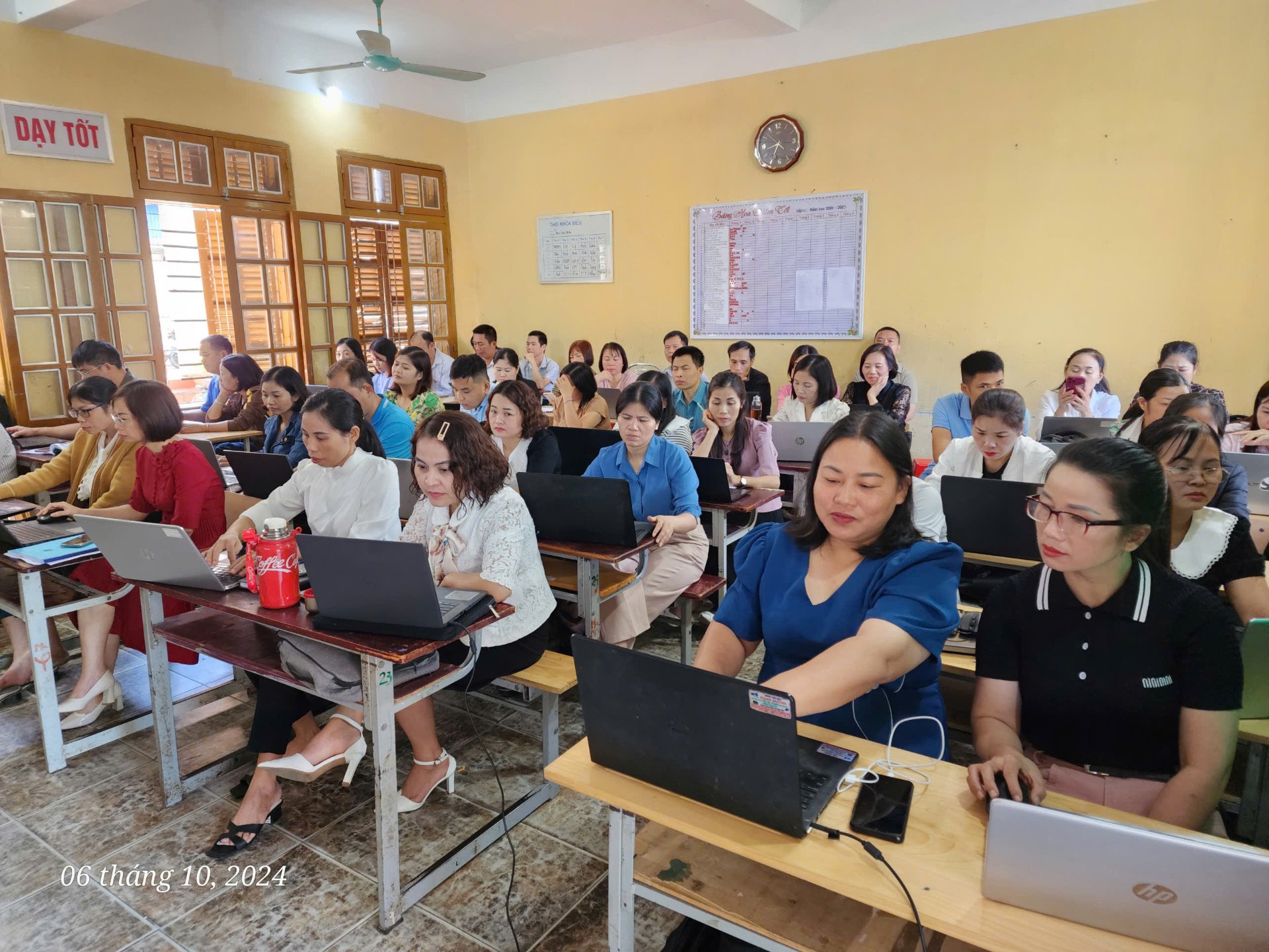 Giảng viên Trường Đại học Tây Bắc tham gia tập huấn ứng dụng CNTT, chuyển đổi số trong công tác quản lý và dạy học tại huyện Phù Yên, tỉnh Sơn La