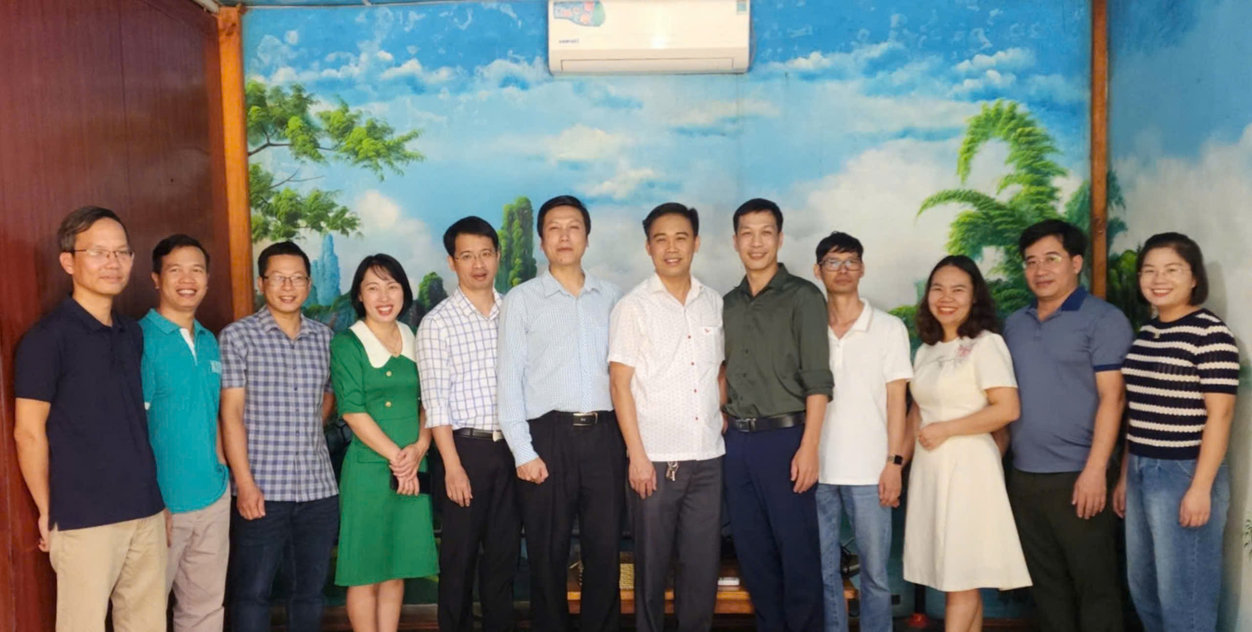 Giảng viên Trường Đại học Tây Bắc tham gia tập huấn ứng dụng CNTT, chuyển đổi số trong công tác quản lý và dạy học tại huyện Phù Yên, tỉnh Sơn La