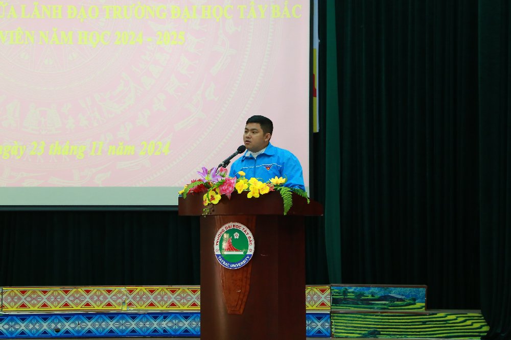 Hội nghị gặp gỡ và đối thoại giữa lãnh đạo Trường Đại học Tây Bắc với sinh viên năm học 2024-2025