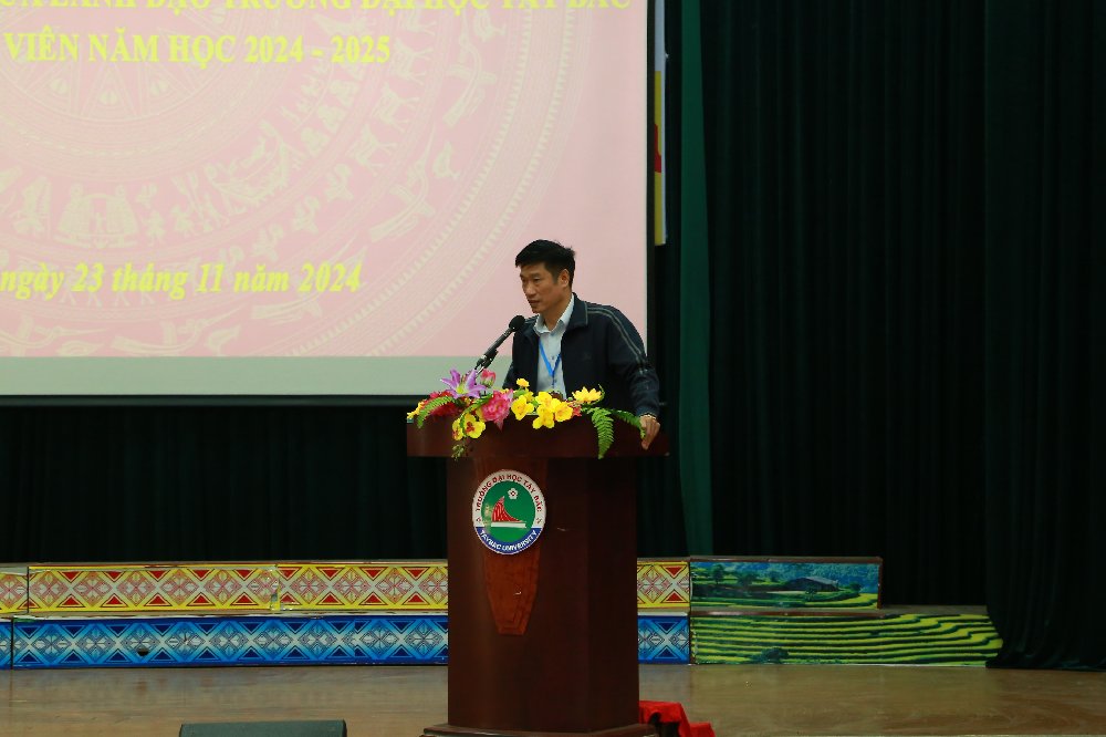 Hội nghị gặp gỡ và đối thoại giữa lãnh đạo Trường Đại học Tây Bắc với sinh viên năm học 2024-2025