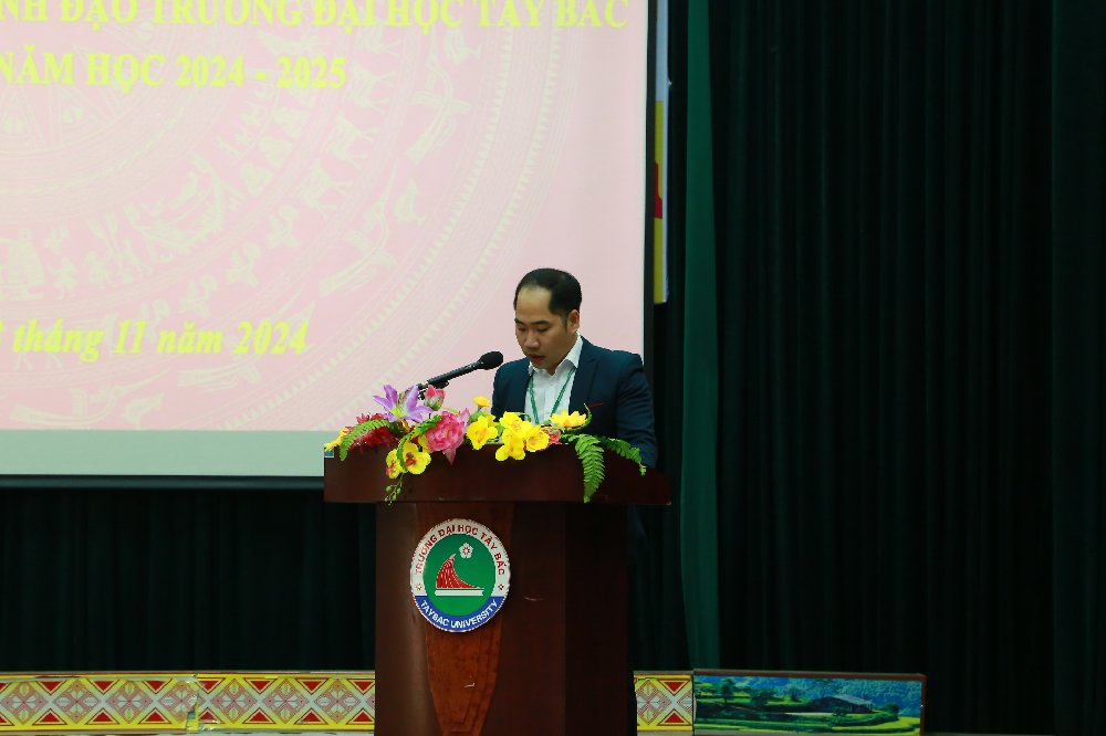 Hội nghị gặp gỡ và đối thoại giữa lãnh đạo Trường Đại học Tây Bắc với sinh viên năm học 2024-2025