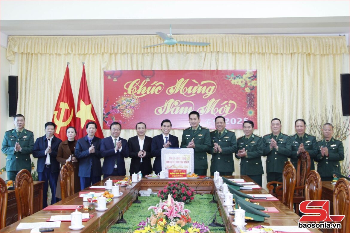 Đồng chí Bí thư Tỉnh ủy chúc Tết Bộ Chỉ huy Bộ đội Biên phòng tỉnh, gia đình các đồng chí nguyên lãnh đạo tỉnh và nhân dân tái định cư