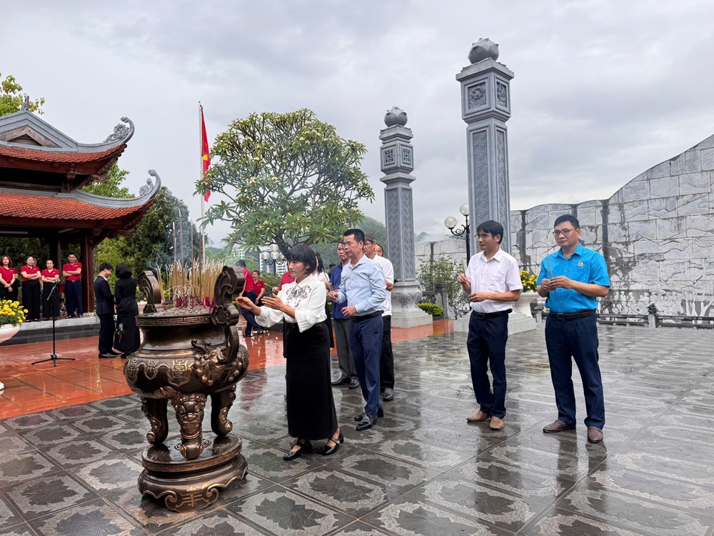 Trường Đại học Tây Bắc tổ chức dâng hoa, dâng hương tại đền thờ Bác Hồ tại Quảng trường Tây Bắc, thành phố Sơn La