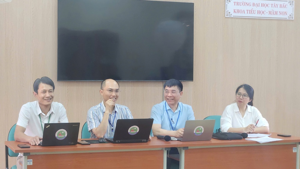Rộn ràng chuẩn bị cho công tác livestream tư vấn tuyển sinh năm 2025