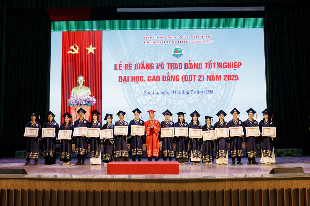 Lễ bế giảng và trao bằng tốt nghiệp đại học, cao đẳng hệ chính quy (đợt 2) năm 2025 tại Trường Đại học Tây Bắc