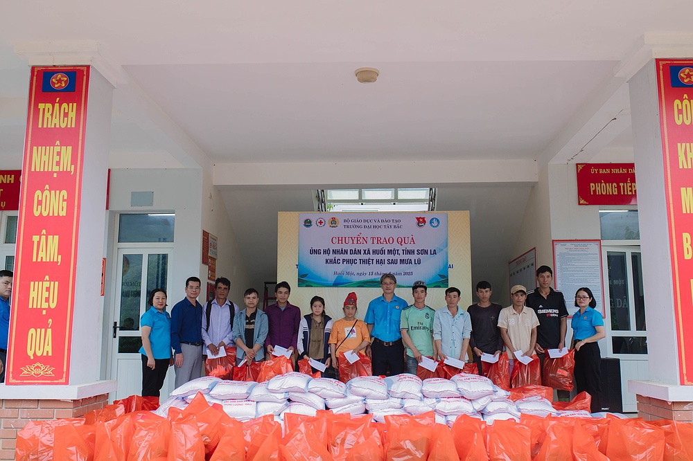 Trường Đại học Tây Bắc trao quà ủng hộ nhân dân xã Huổi Một, tỉnh Sơn La khắc phục thiệt hại sau mưa lũ