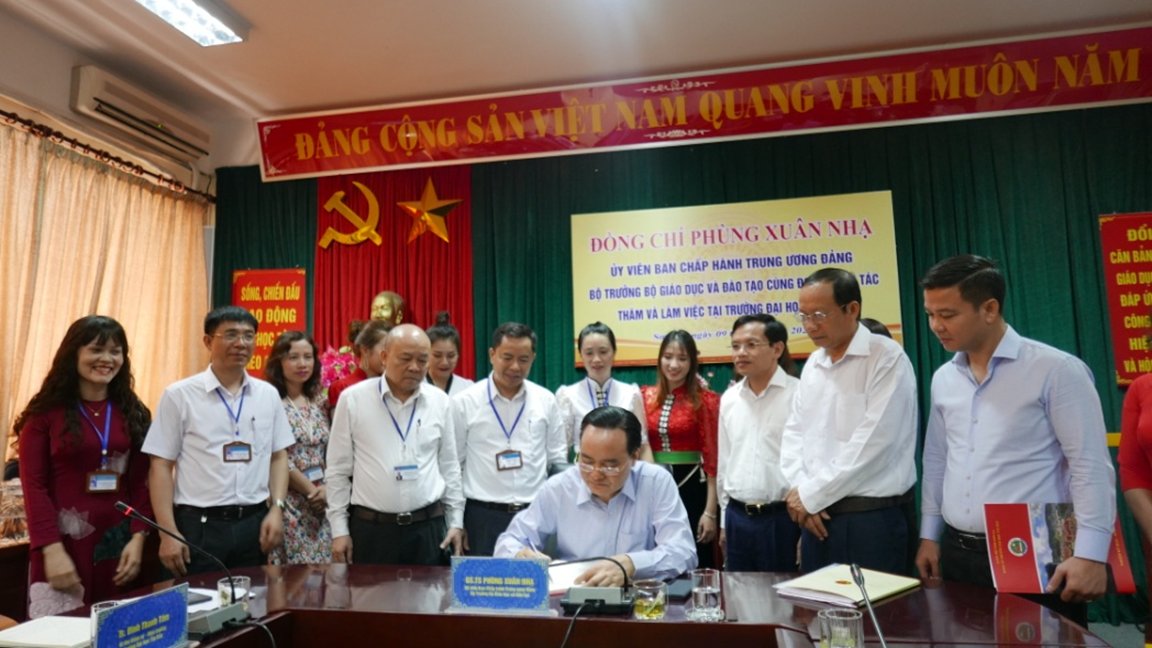 Những dòng lưu bút của các đồng chí lãnh đạo Đảng, Nhà nước,  Bộ Giáo dục và Đào tạo về Trường Đại học Tây Bắc